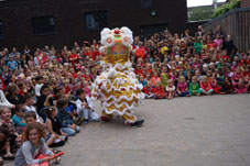 Leeuwendans Kung Fu demo & Kung Fu workshop voor 600 kinderen Montessoribasisschool De Elzen te Tilburg